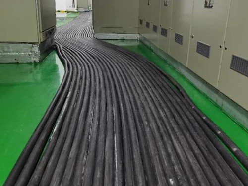 九龙如何根据理论计算公式计算温度对特定电压测量结果的影响？